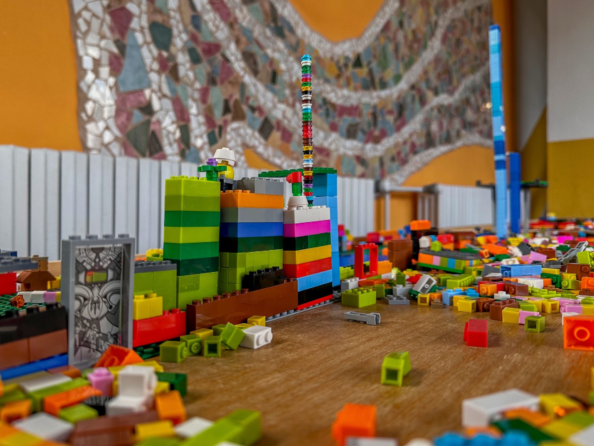 Lego stavebnice na chodbě školy